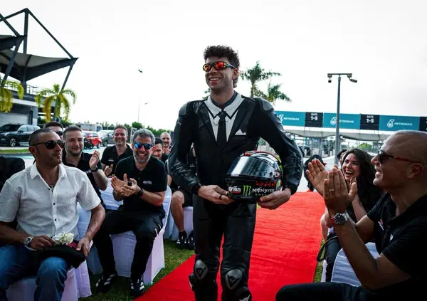 Esclusiva con Marco Bezzecchi, che sposa Aprilia: &ldquo;Sento tante famiglie sulle spalle, a Rivola non muore niente in bocca&rdquo;. E poi le voci su Bagnaia a Noale, Giacomo Poretti e il cubo di Rubik