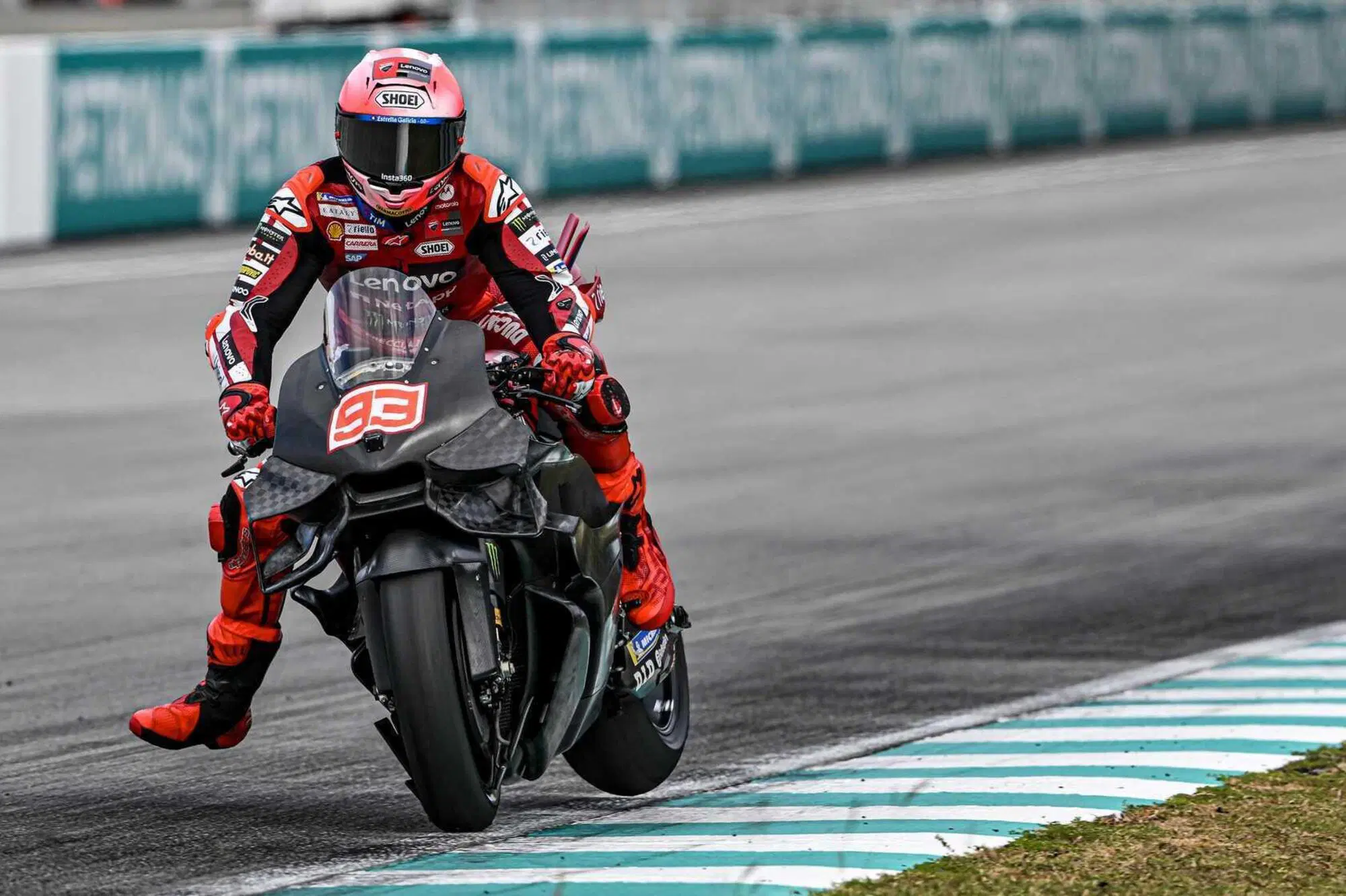 Marc Marquez tutto di traverso con la Desmosedici GP26