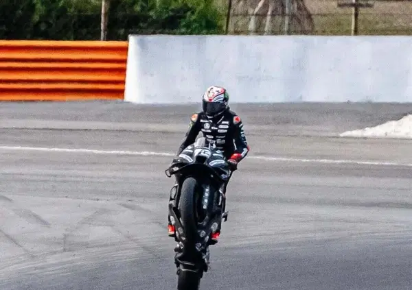 &ldquo;La moto ha voglia, se le fa fare&rdquo;: fermi tutti, Marco Bezzecchi parla di sacre impennate. E sul test di Sepang&hellip;