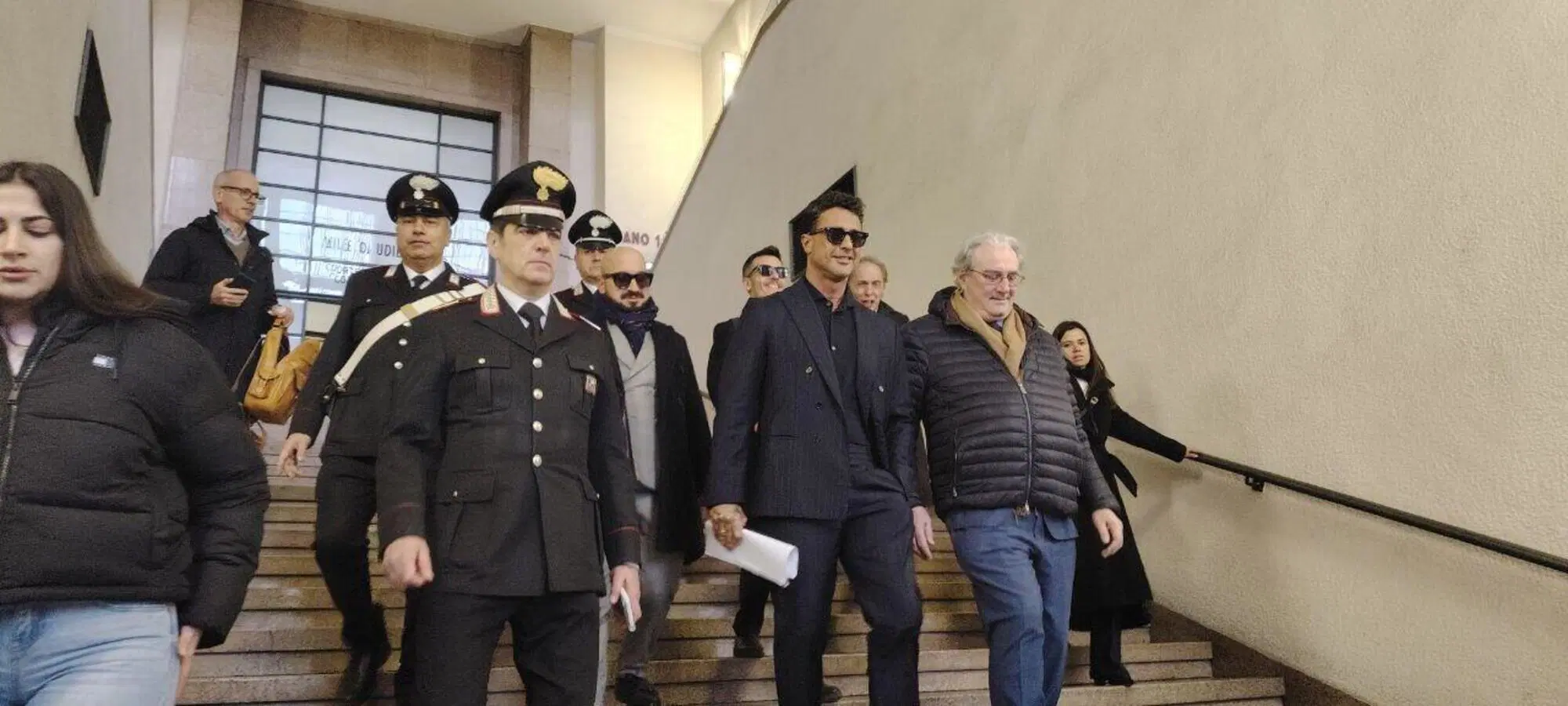 Fabrizio Corona scende lo scalone del Tribunale di Milano