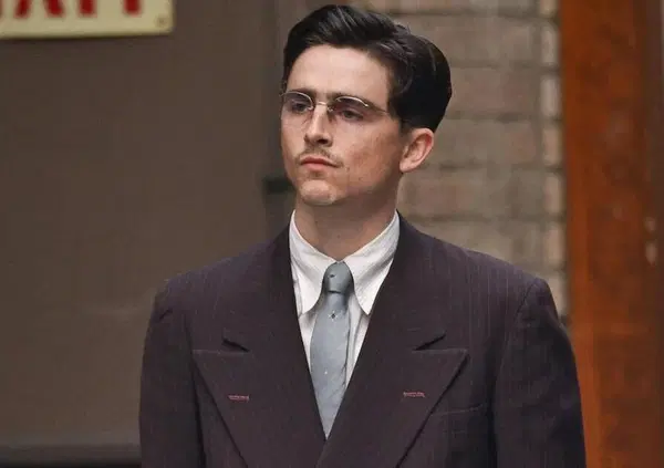 Baffetti sottili e cravatte multicolore: cos&igrave; Marty Supreme e Timoth&eacute;e Chalamet si stanno prendendo le sale dei cinema di tutto il mondo