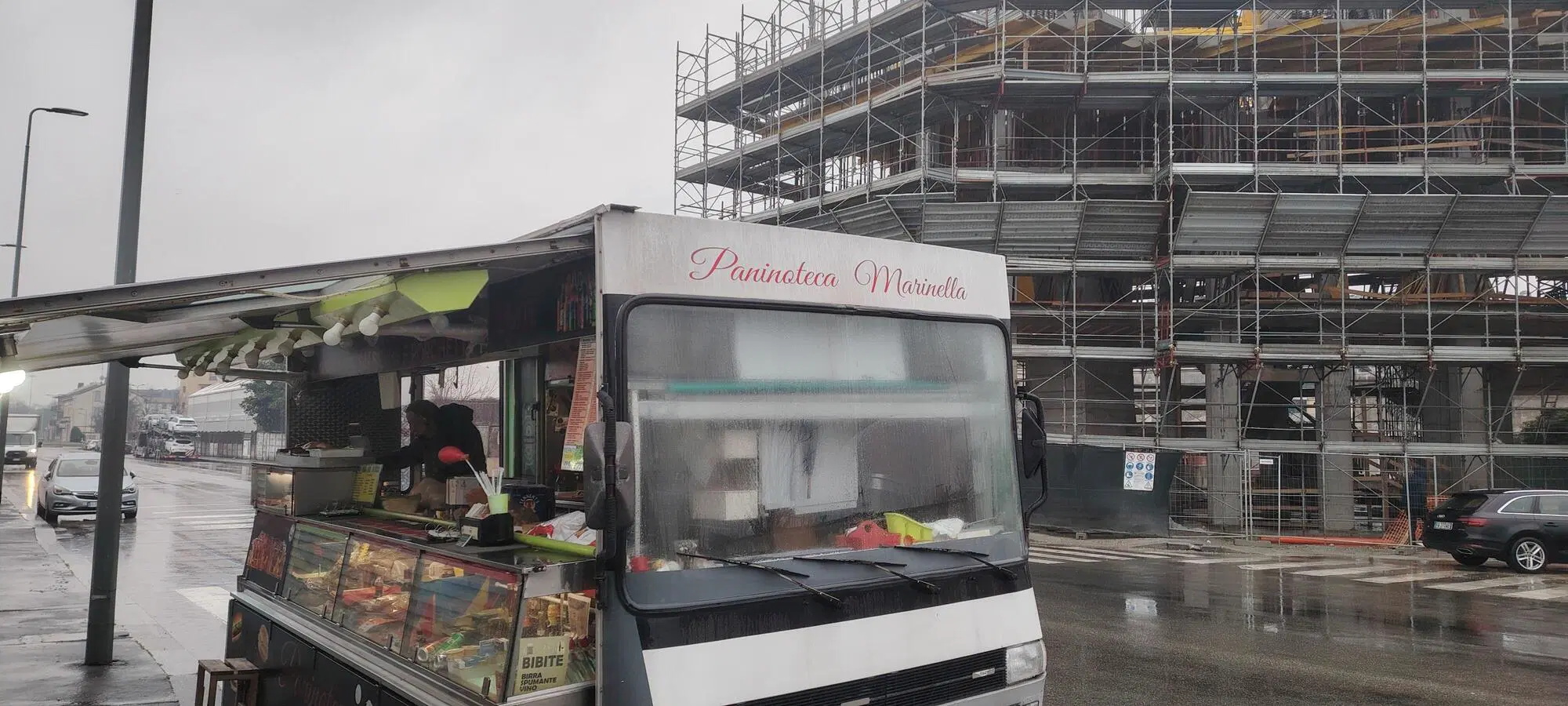 Il paninaro sotto la pioggia