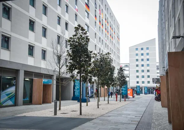 Come si mangia alle Olimpiadi? Tortini al cioccolato, pizza e forme di parmigiano. Su TikTok le recensioni degli atleti al Villaggio di Milano Cortina. E gli alloggi? Meglio di Parigi