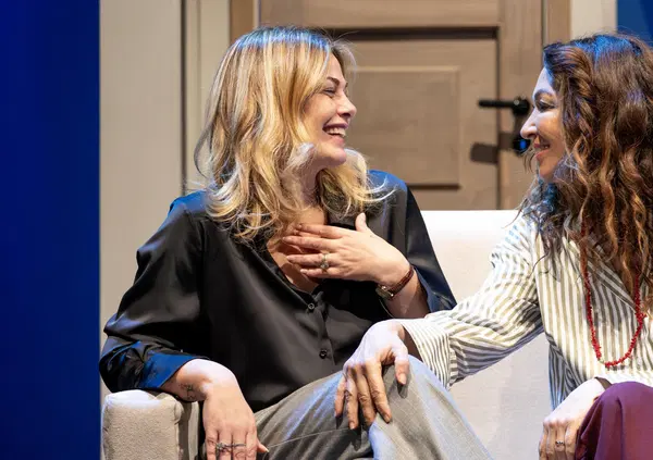  &ldquo;Ti sposo ma non troppo&rdquo; con Vanessa Incontrada a teatro. Ecco perch&eacute; sentir parlare dei problemi degli altri e dell&rsquo;amore ci fa sentire meno soli (almeno per due ore)