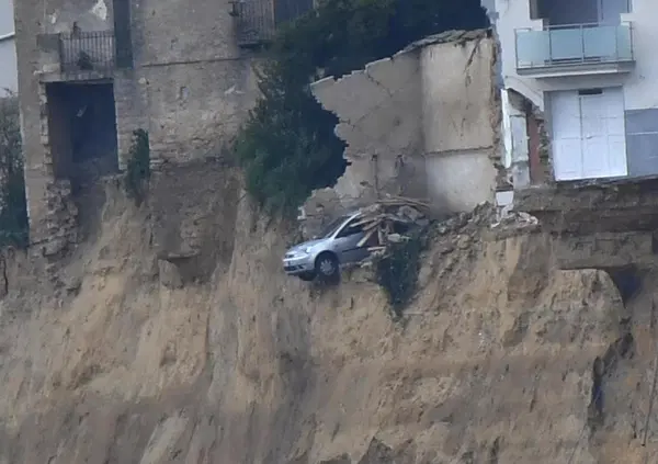 La burocrazia frana sul buon senso: a Niscemi un&rsquo;auto precipita dal burrone e l&rsquo;associazione chiede al proprietario i documenti per annullare il contratto. Ma sono in auto pure quelli&hellip;