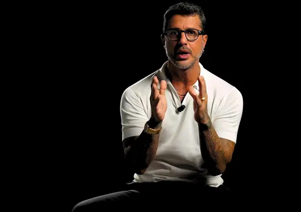 Ora Mediaset avverte le discoteche che vogliono invitare Corona e lui denuncia il colosso dei Berlusconi per estorsione