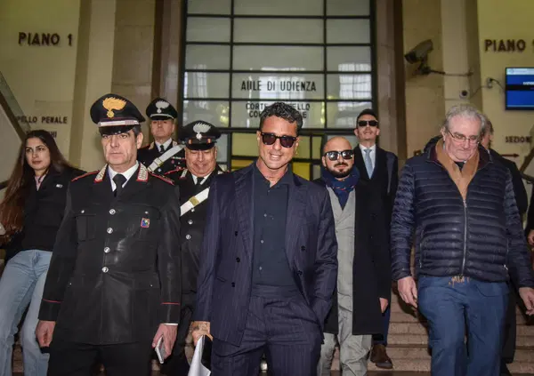 Mediaset denuncia i locali che ospiteranno Corona (e Corona denuncia Mediaset), ma perch&eacute; non usa i suoi media, i suoi talk e Le Iene per smontare le accuse di Falsissimo?