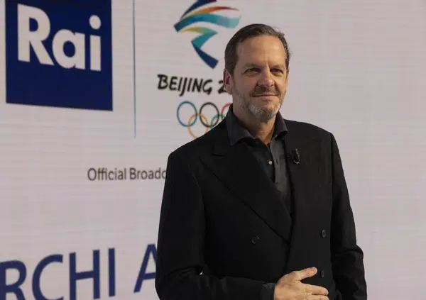 Ok ma chi &egrave; Marco Balich? Un figo totale, genio italiano e direttore creativo della cerimonia di apertura delle Olimpiadi di Milano-Cortina: il Compasso d'Oro, le sedici cerimonie olimpiche e il concerto dei Pink Floyd a Venezia