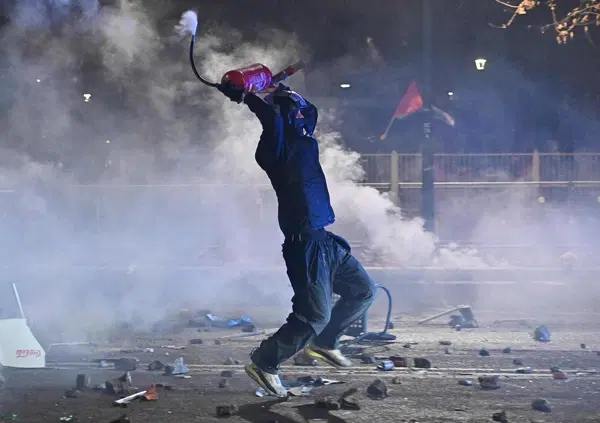 Ok, la foto dell&rsquo;agente picchiato dai manifestanti a Torino &egrave; fatta con l&rsquo;IA, ma i fatti no. E nemmeno le martellate 