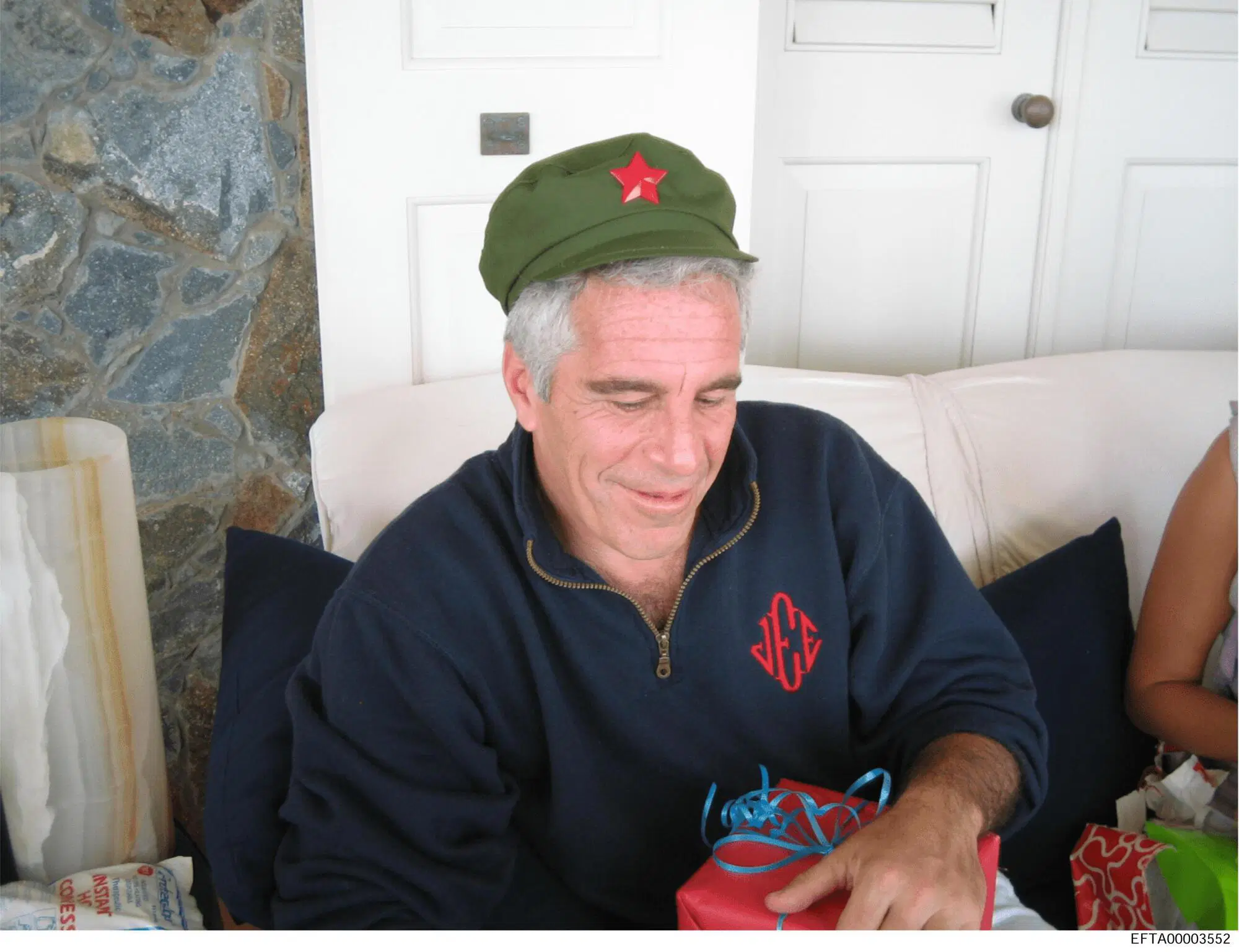 Epstein col berretto di Fidel Ansa