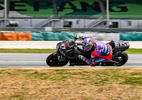 Ok, ma com&rsquo;&egrave; andato Toprak Razgatlioglu nei test di Sepang? Il manubrio da touring bike, la gomma che spinna e i tempi che non arrivano, ma&hellip;