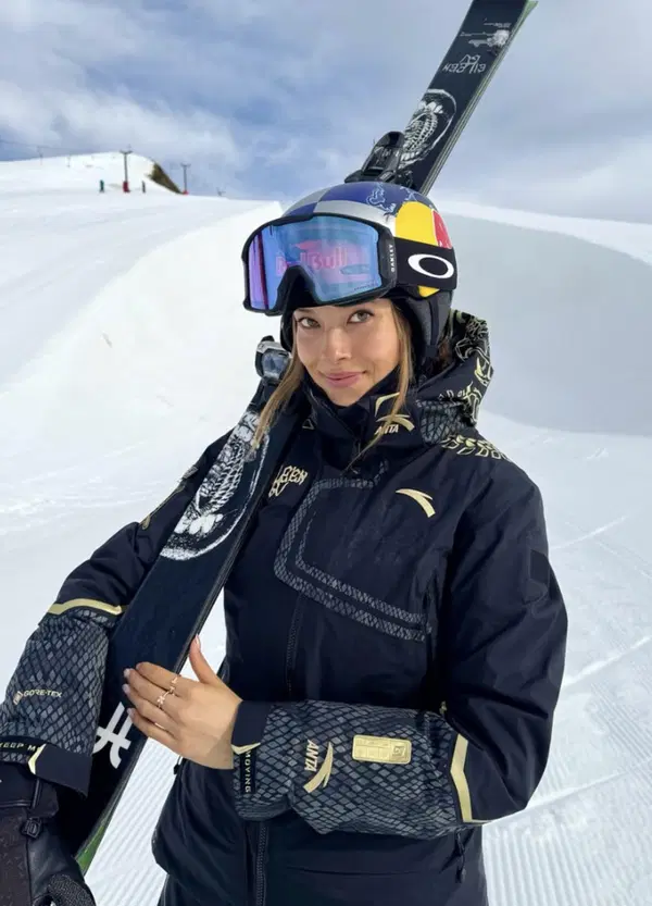 Ma chi &egrave; l&rsquo;atleta pi&ugrave; pagata delle Olimpiadi? La cinese Eileen Gu, la migliore al mondo nello sci freestyle. Nata a San Francisco, icona fashion e sponsorizzata Gucci e Porsche. Sar&agrave; oro anche a Milano Cortina?