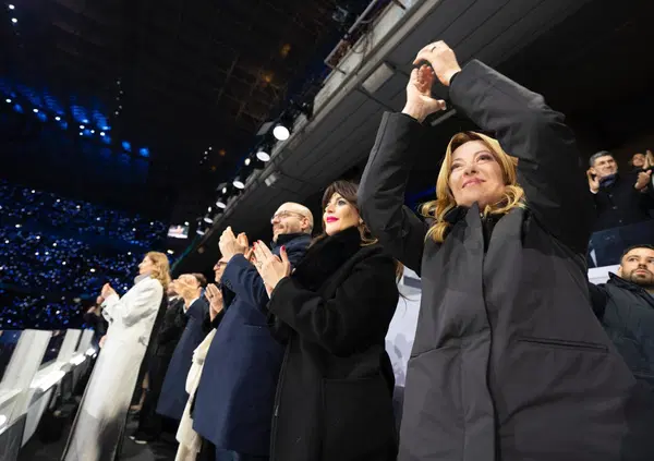 Milano-Cortina e la societ&agrave; dello spettacolo. La politica &egrave; finzione, lo sport verit&agrave;: mentre Meloni accoglie i potenti e i giornali fanno grandi analisi, la vita vera &egrave; a San Siro