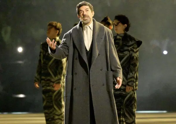 Pierfrancesco Favino &egrave; Infinito. Anche alle Olimpiadi si parla di guerra e politica, ma Leopardi ci concede un attimo sospeso 