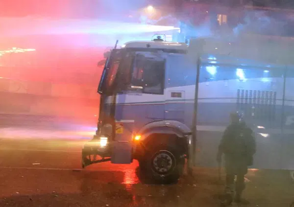 Siamo stati in mezzo agli scontri a Milano per le Olimpiadi e abbiamo capito che i veri &ldquo;nemici dello Stato&rdquo; non sono i centri sociali