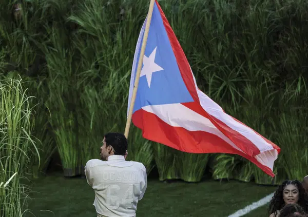 Bad Bunny al Super Bowl fa quello che avrebbe voluto fare Ghali alle Olimpiadi. E il commento di Trump &egrave; la medaglia pi&ugrave; preziosa: lo &ldquo;schiaffo agli Usa&rdquo; durante la partita pi&ugrave; seguita del mondo