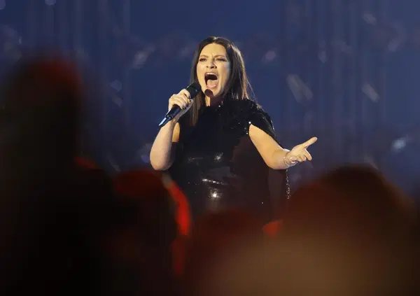 Dalle Olimpiadi a &ldquo;Io Canto 2&rdquo; (e Sanremo 2026): Laura Pausini coverizza tutto e tutti, ma dove sono finite le sue canzoni? 