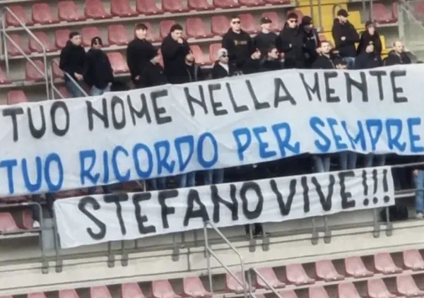 In memoria di Stefano Furlan, tifoso ucciso da un poliziotto per un &ldquo;eccesso&rdquo;. L&rsquo;omaggio della curva Nord dell&rsquo;Inter: &ldquo;Il tuo ricordo per sempre&rdquo;. Ecco il monito in questi anni di polizia