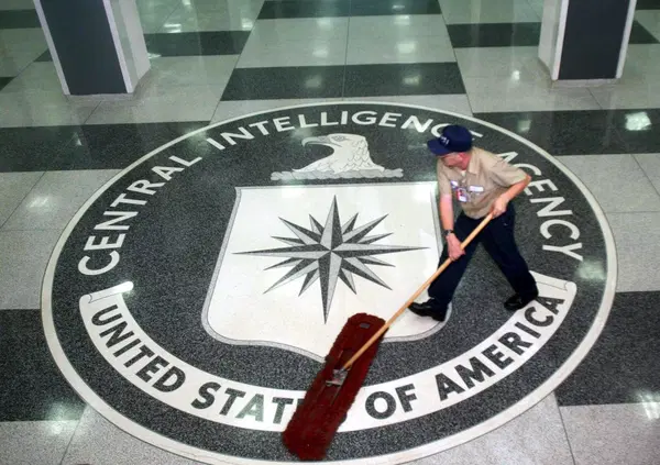 Perch&eacute; le spie europee non si fidano pi&ugrave; della Cia? Quello strano legame tra Trump e Putin che minaccia l'Ue