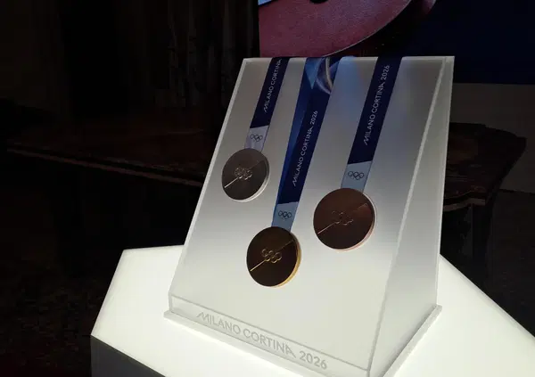 Ma perch&eacute; le medaglie delle Olimpiadi cadono a pezzi? Anche a Milano Cortina, come a Parigi, i premi agli atleti sono di scarsa qualit&agrave;? E menomale che prendevamo per il cu*o i francesi&hellip;