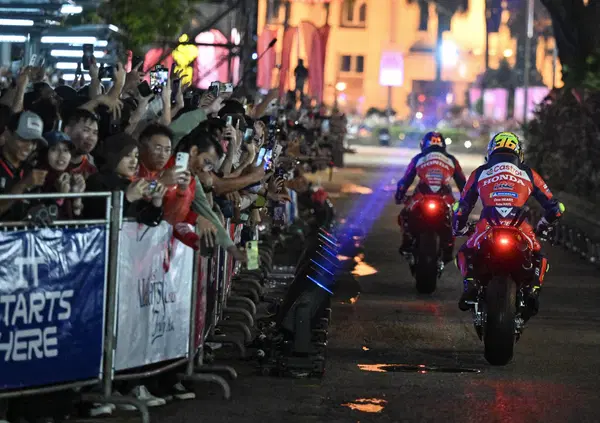 La grande truffa della MotoGP? Siamo stati in Malesia per il lancio della stagione 2026 tra piloti in ascensore, feste e tecnici in paranoia. E la verit&agrave; &egrave; che &egrave; tutto bellissimo