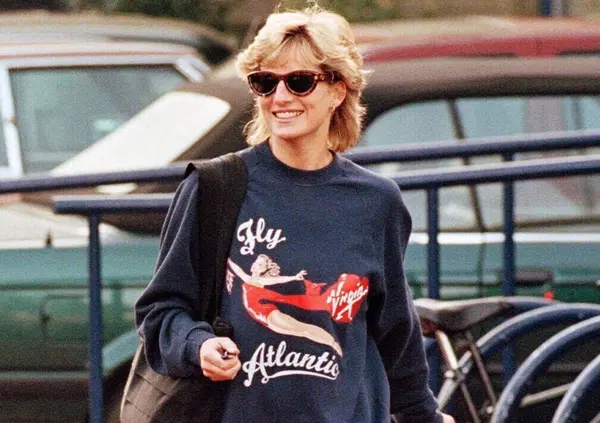 Ma vi ricordate l'iconica felpa di Lady Diana? Ora &egrave; tornata in vendita. Ecco il prezzo, dove trovarla e tutto quello che dovete sapere