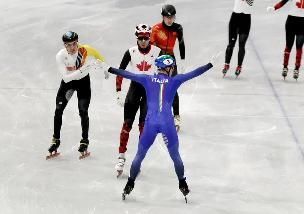 Pietro Sighel vince l&rsquo;oro, si volta al traguardo e fa incaz*are tutti a Milano Cortina: &ldquo;Arianna Fontana? Chi la conosce&rdquo;. Ecco il trash talker dello short track alle Olimpiadi