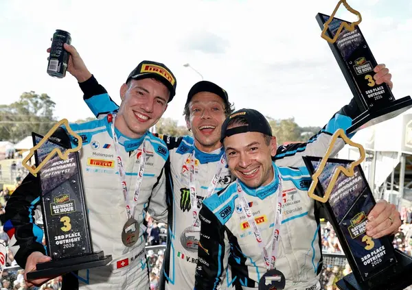 Ma che spettacolo questo Valentino Rossi a Bathurst! Ecco come inizia la stagione del Doc, sul podio con la BMW M4 GT3 insieme a Farfus e Marciello