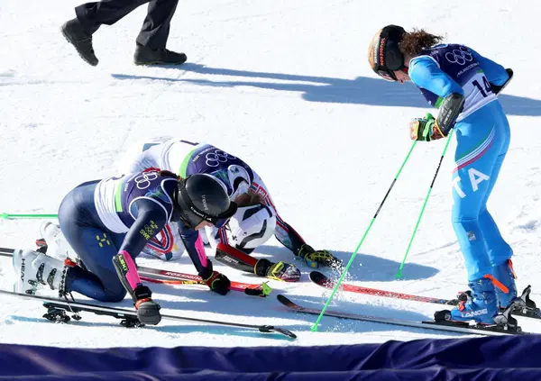 Tutte in ginocchio per Federica Brignone, la Tigre &egrave; di nuovo d'oro all'Olympia delle Tofane e quell'inchino nelle neve di Cortina &egrave; l'immagine di potente delle Olimpiadi