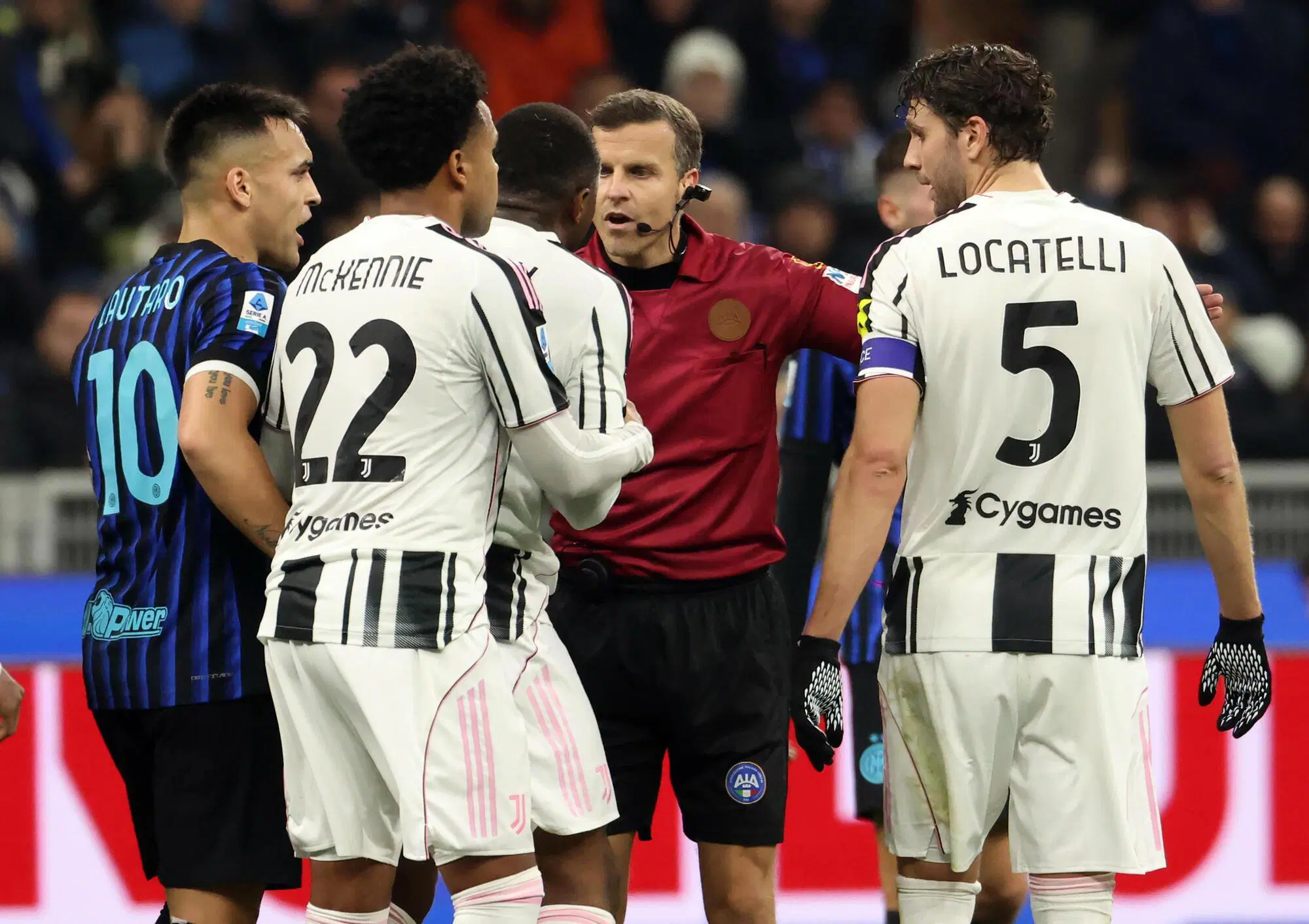Le proteste dopo la simulazione di Bastoni in Inter-Juventus