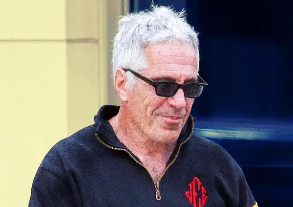 Jeffrey Epstein &egrave; una psicosi collettiva? Non bastano i crimini veri, ora sui social diventano virali le finte vittime create con l&rsquo;intelligenza artificiale