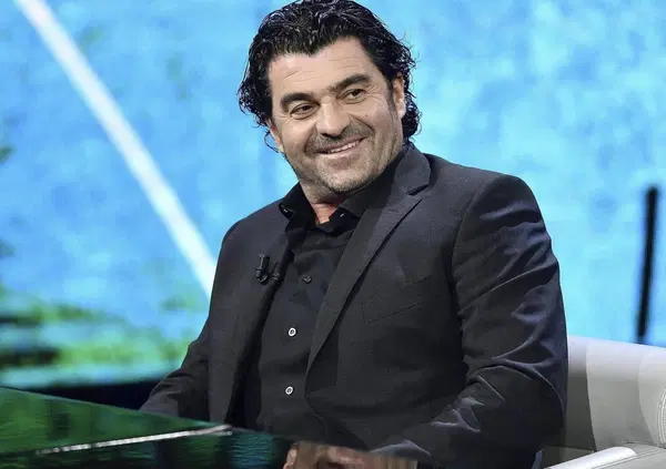 Ma Alberto Tomba alle Olimpiadi &egrave; il &ldquo;sosia&rdquo; di Mattarella? Chiama gli atleti dopo le medaglie, augura fortuna ai vincitori: la Bomba ha preso il posto del presidente della Repubblica?