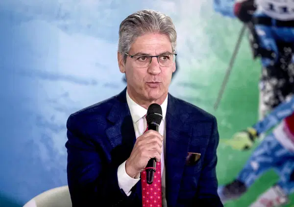 Paolo Petrecca &egrave; il capolavoro di TeleMeloni: la telecronaca disastrosa &egrave; riuscita a oscurare l'evento, e ora piovono gli sfott&ograve; in tv (dopo Geppi, anche Luca e Paolo)