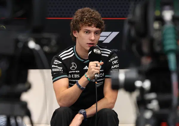 Kimi Antonelli a fuoco sul 2026: &ldquo;Mi sento pronto a lottare per il Mondiale. Russell? C&rsquo;&egrave; rispetto, ma in pista vuoi solo vincere&rdquo;. E intanto Mercedes schiaffeggia tutti sul caso motore