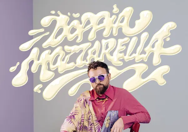Abbiamo incontrato Dargen D'Amico per il lancio dell'album "Doppia Mozzarella". Da Sanremo con "Ai-ai" alla cover con Pupo, siamo tornati a casa con un BONSAI