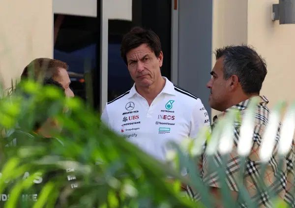 Ferrari rivoluzionaria, Toto Wolff parla di stro*zate e cita gli Epstein Files: questa Formula 1 in Bahrain ha gi&agrave; cominciato a piacerci