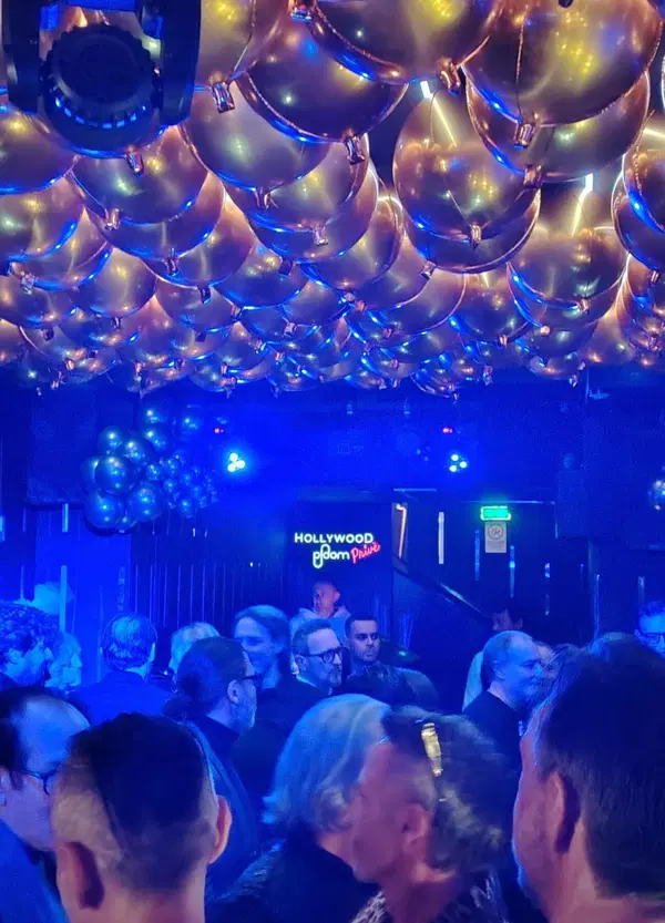 L'apparenza inganna. Reportage metafisico dal mega party per i 40 anni dell'Hollywood a Milano