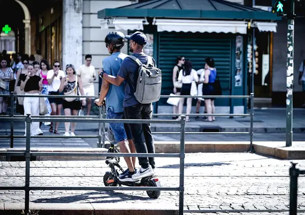 No, Firenze non ha vietato l&rsquo;uso dei monopattici elettrici, (e forse neanche il noleggio). Ma il problema esiste e non riguarda lo &ldquo;sharing&rdquo;