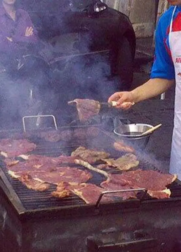 Vogliono vietare la carne di cavallo? Fanno bene e ve lo spiega uno scrittore catanese. Controstoria di una tradizione culinaria, dalle puppette in osteria ai quartieri a luci rosse