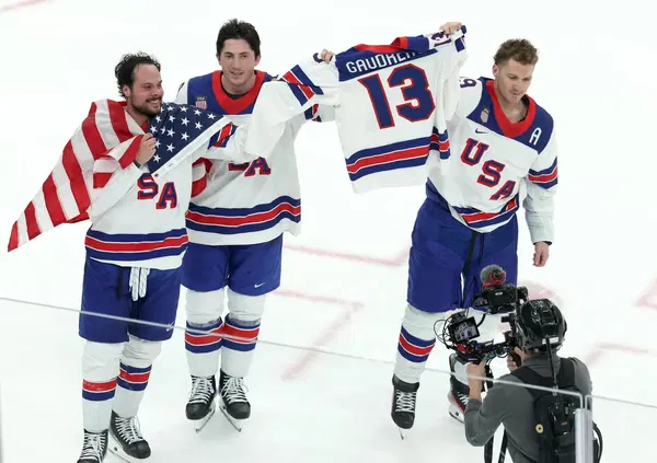 In queste Olimpiadi c'&egrave; qualcosa che lo sport riesce ancora ad insegnare, e riguarda la vita: l'esempio degli Usa nell'hockey che vincono e portano in campo i figli del loro compagno di squadra scomparso