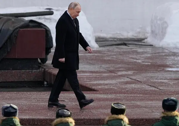 La Russia dice che &ldquo;Londra e Parigi sono pronte a fornire all&rsquo;Ucraina la bomba atomica&rdquo;