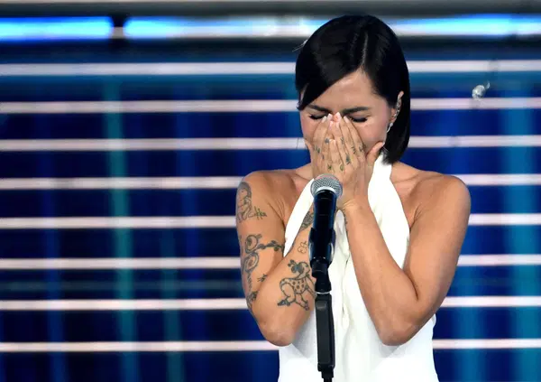 Sanremo 2026, con &ldquo;Qui con me&rdquo; Serena Brancale canta il dolore per la morte della madre: &ldquo;In questo silenzio sento la tua voce&rdquo;. E noi abbiamo sentito, tra i trenta cantanti in gara, la tua