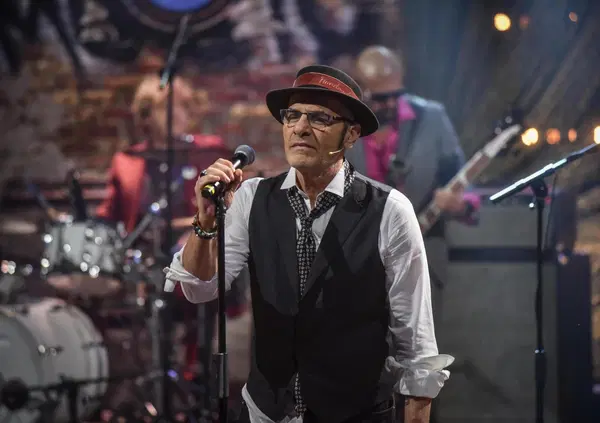 &ldquo;Tutti a fare la pagelle di Sanremo: &egrave; come vedere un sommelier che recensisce la mer*a&rdquo;. Francesco Baccini spara a zero sul Festival: &ldquo;Le canzoni non si scrivono in dieci. Prima frequentavo De Andr&eacute;, Jannacci e Freak Antoni. Pensa ora che due pal*e&rdquo;