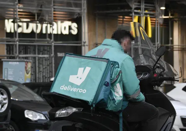 Deliveroo sottopaga i rider? S&igrave;, ma il problema siamo noi: chi ordinerebbe cibo a casa se la consegna costasse di pi&ugrave;?