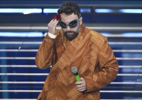 Abbiamo chiesto a Dargen D&rsquo;Amico cosa ne pensa delle paperelle fatte con l&rsquo;Ai dalla Tim. Ecco la risposta che ha dato a MOW in sala stampa: &ldquo;mi sono sentito nel posto giusto al momento giusto&rdquo;