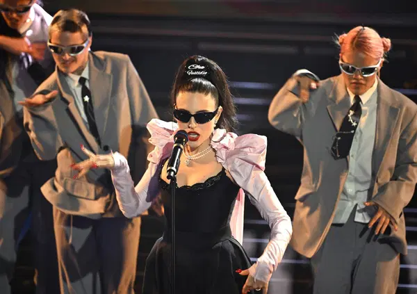 Che fastidio! Ma davvero capite solo ora che bomba &egrave; Ditonellapiaga? A Sanremo 2026 porta l&rsquo;acid-pop, l&rsquo;ironia e la critica sociale, ma la sua storia era gi&agrave; il manifesto di una outsider