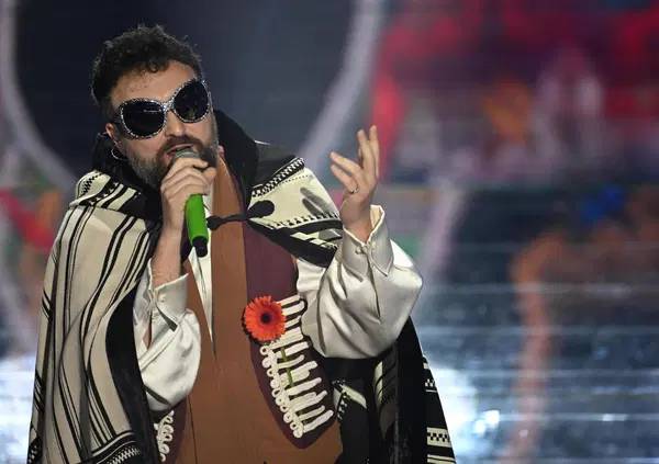 Le bombe di Dargen D&rsquo;Amico in conferenza stampa: attacca il Codacons e dice che l&rsquo;Aperol gli fa schifo, asfalta l&rsquo;Ansa sugli scontri di Torino e dimostra di essere ingovernabile