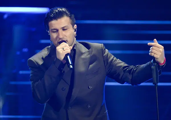 Eddie Brock non fa solo il cantante, gioca anche in seconda categoria. L&rsquo;allenatore:  "&Egrave; un artista vero, un po' Totti e un po' Cassano"