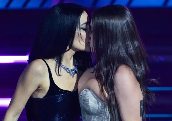 Bacio lesbo Levante-Gaia a Sanremo, e se lo stacco di regia (voluto?) facesse pi&ugrave; casino di un gesto visto e stravisto?