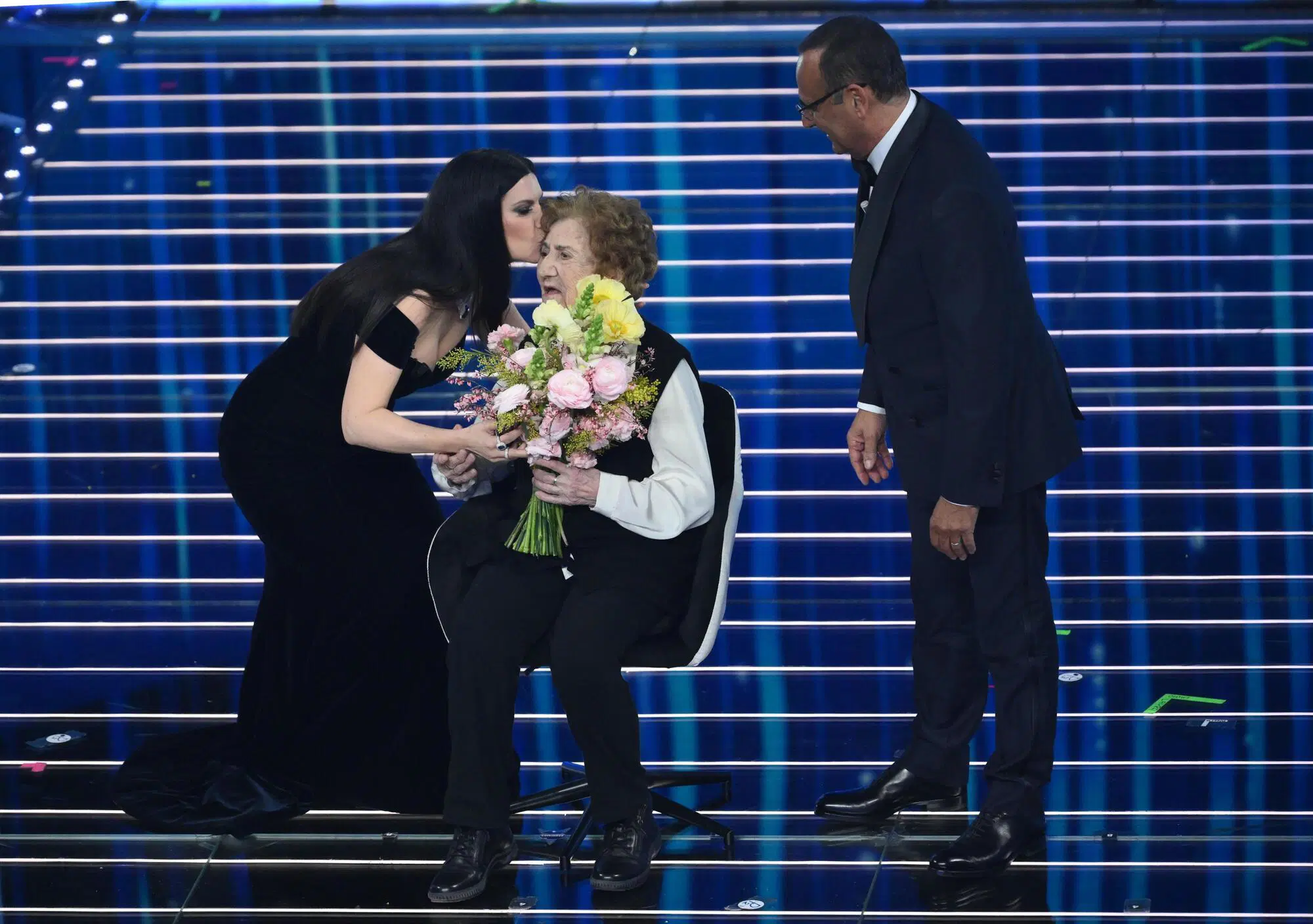 Gianna Pratesi sul palco con Carlo Conti e Laura Pausini